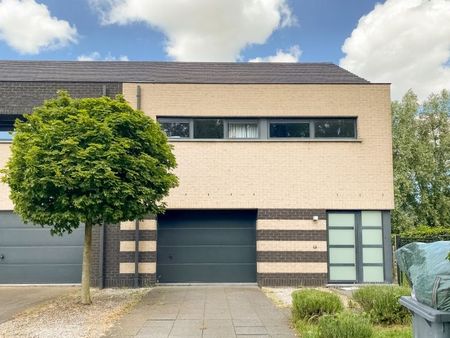 Recente en moderne gezinswoning met drie slaapkamers, garage en tuin - Photo 2