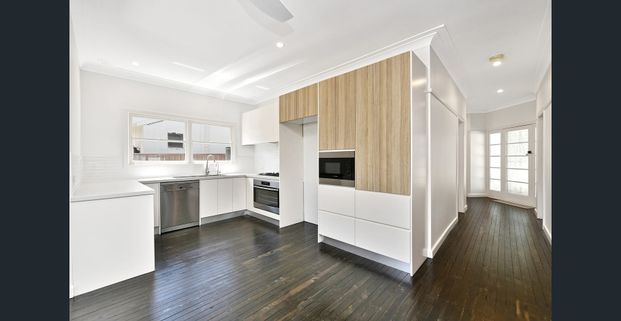 Beautifully Renovated Family Home in Prime Carlton Location. - Photo 1