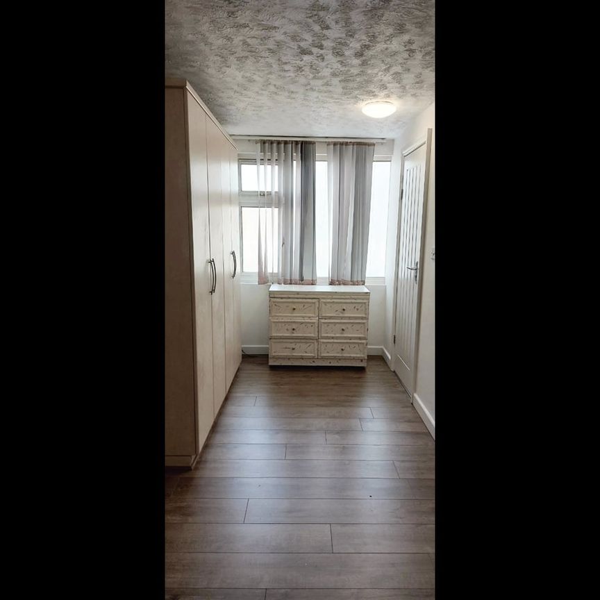 Room in a Shared House, Gantshill, IG2 - Photo 1