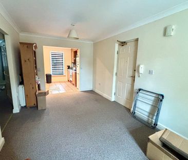 Hazel Covert - Photo 3