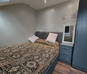 1 Bed Flat, London, IG3 - Photo 2