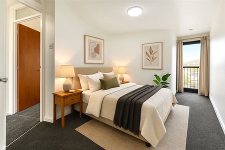 Spacious One Bedroom Apartment With West Facing Balcony And Far Reaching Views - Photo 2