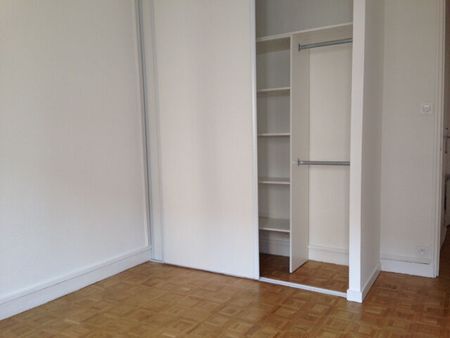 Appartement 3 pièces 69m2 MARSEILLE 8EME 996 euros - Photo 2