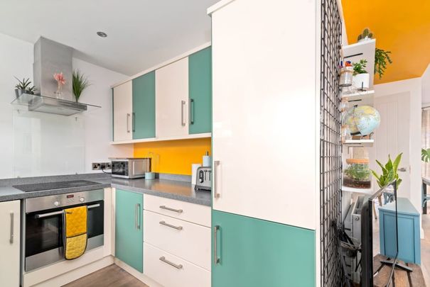 Flat 4, Nook Apartments, 29 Scarborough Street, London, E18DR, UK, London - Photo 1