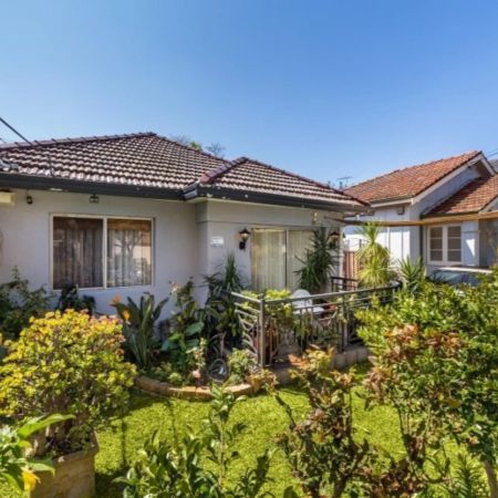 Spacious Family Home in Monterey - Photo 4