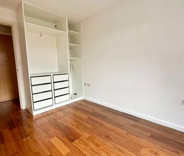 2 bedroom flat - Photo 1