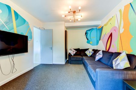 6 Bed Semi-Detached House, Auckland Drive, BN2 - Photo 2