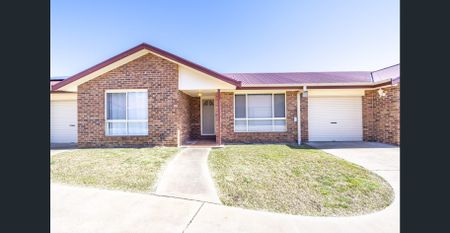 Modern Two Bedroom Unit in Secure Gated Estate – Prime East Dubbo Location - Photo 2