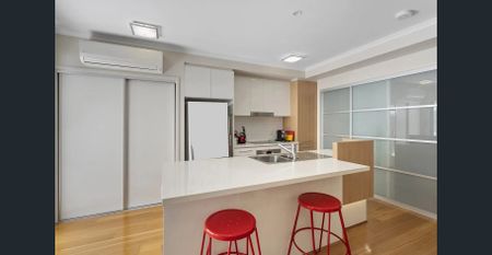 Ground floor unit with private entry and courtyard - Photo 3