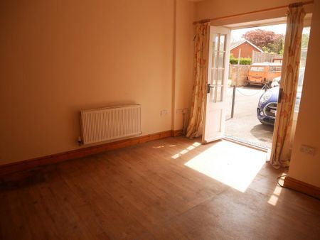 1 bedroom coach house to rent - Photo 2