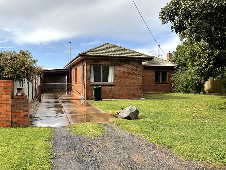 3 Bedroom House with Shed - Photo 2