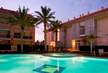 For long-term rent: apartment in Javea, Golden Garden urbanization, with 2 bedrooms and a pool.