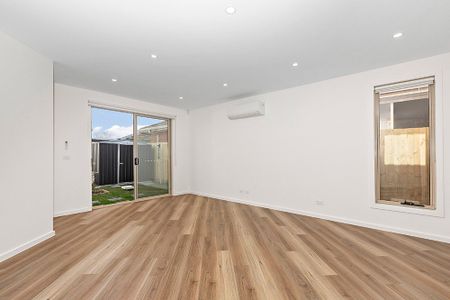 1/10 Tuppal Place, Keilor East VIC 3033 - Photo 3