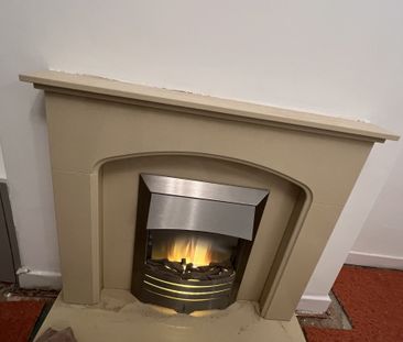 Well Presented 2-Bed Home Close to Local Amenities & Transport Link... - Photo 3