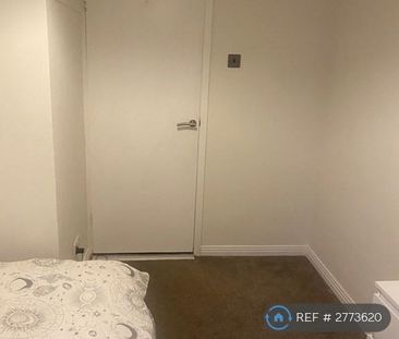 1 bedroom in a flat share to rent - Photo 3