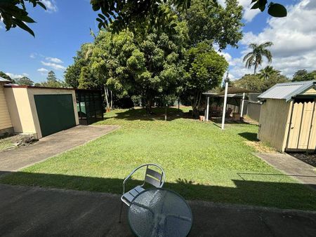 CHARMING FAMILY HOME IN PRIME LOCATION - FURNISHED PROPERTY WITH MOWING INCLUDED - Photo 4