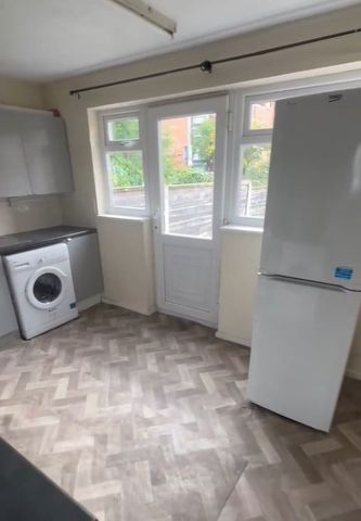 Room in a Shared House, Addison Close, M13 - Photo 5
