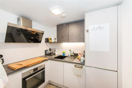 Stilvolle 2-ZKB im Dachgeschoss mit Einbauküche und Balkon - Photo 2