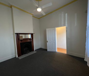SPACIOUS TWO BEDROOM HOME IN FABULOUS LOCATION - Photo 2