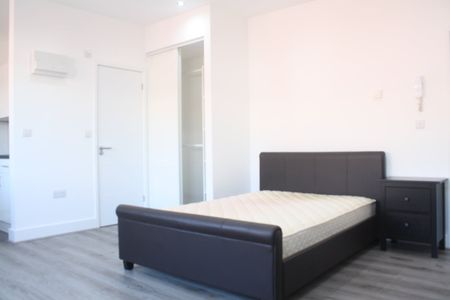 1 Bed Flat, Russell St, RG1 - Photo 2