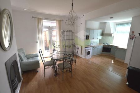 4 bedroom flat to rent - Photo 2