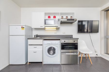 Furnished 4 Bedroom - carpark available - Photo 2