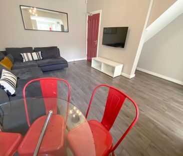 6 bedroom terraced house to rent - Photo 2