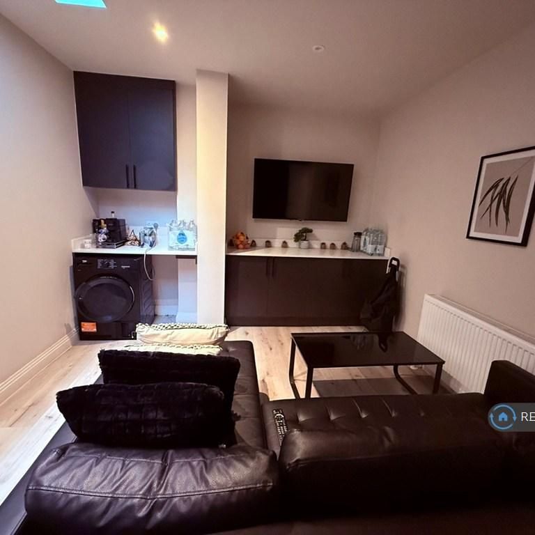 1 bedroom in a house share to rent - Photo 1