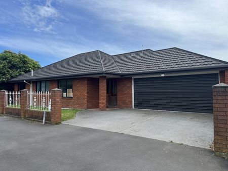 Riccarton – Spacious 3 double bedrooms, Double garage, 2 x Heat Pumps - Photo 3