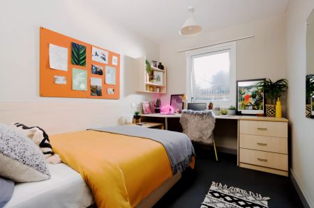 Large Ensuite: Two Bed Flat - Photo 2