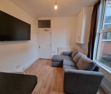 6 Bed Student Accommodation - Photo 6