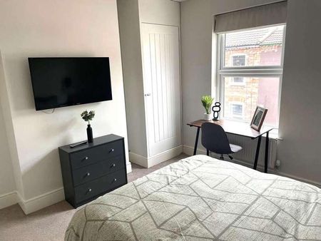 West End // Bedroom House, LN1 - Photo 2