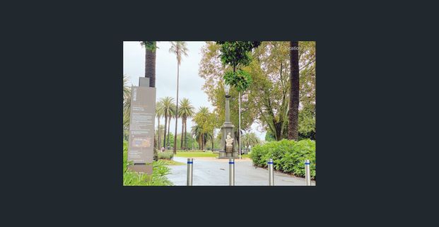 Elegance Minutes from University or CBD Light-Filled Art Deco Brick with Dual Level furnished Apartment - Photo 1