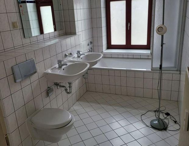 Großzügige 3-Zimmer mit Balkon, Wannenbad und Laminat in zentraler Lage! SP mgl. - Photo 1
