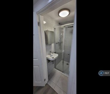 1 bedroom in a house share to rent - Photo 6
