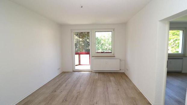 Eine kleine Rarität stellt sich vor: 2 Zimmer mit verglastem Balkon - Photo 1