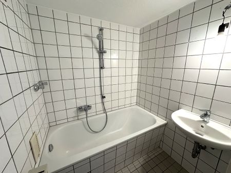 Düsseldorf-Düsseltal! Frisch renovierte 3-Zimmer-Balkonwohnung mit PKW-Stellplatz! - Photo 3