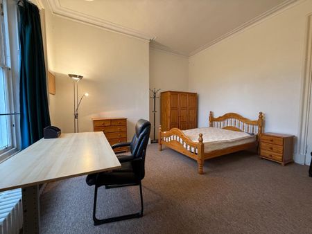4 bedroom flat to rent - Photo 3