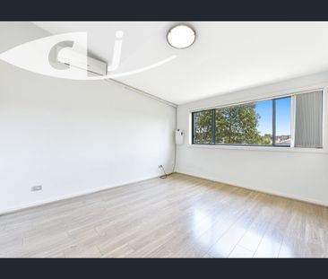 Immaculate and spacious 3 Bedroom Townhouse - Photo 6