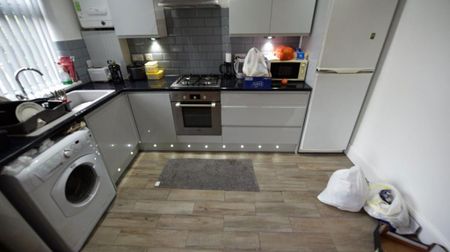 1 bedroom in a house share to rent - Photo 2