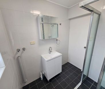 First floor 1 bedder newly painted and close to shops and transport... - Photo 1