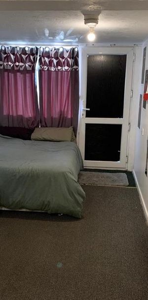1 bedroom in a house share to rent - Photo 2