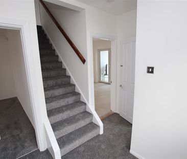 3 bedroom Semi-Detached House to let - Photo 4