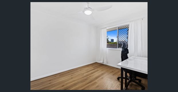 Top Floor Treasure in the Heart of Chevron Island! - Photo 1