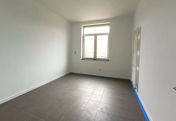 GELIJKVLOERS APPARTEMENT MET 4 SLAAPKAMERS - Photo 1