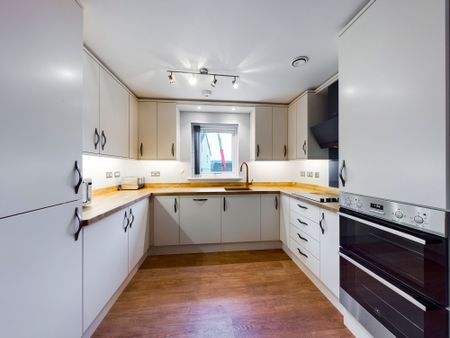 Four bed detached house to rent in Tithebarn Way, Exeter, EX1 - Photo 5