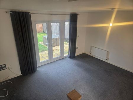 3 bedroom semi-detached house to rent - Photo 2