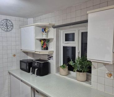 Room in a Shared House, Winfrith Road, SW18 - Photo 4