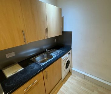 2 Bed Flat, North End, CR0 - Photo 3