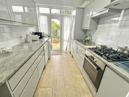 4 bedroom semi-detached house to rent - Photo 5